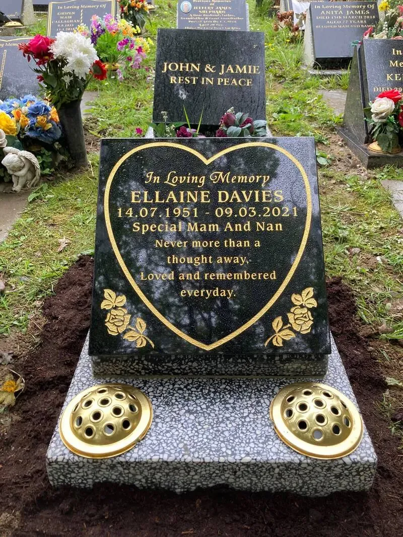 Black granite heart memorial with gilded roses and inscription by FR Terrazzo, Rhondda Cynon Taff